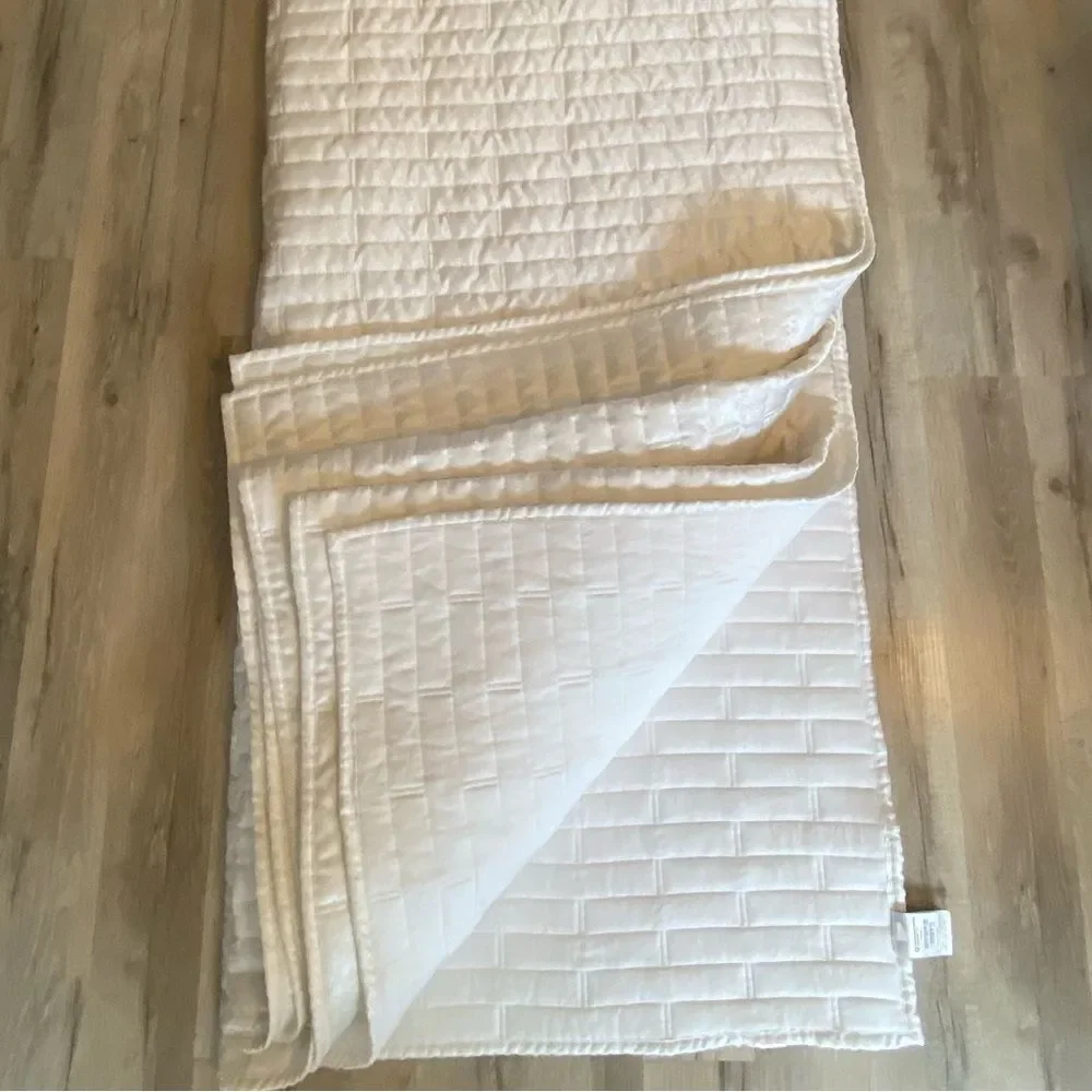 Hotel Collection Brick Blocked Design Shimmer Comforter Quilt size Queen